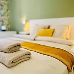 Tranquil Hillside With Oceanview And Pool Apartament